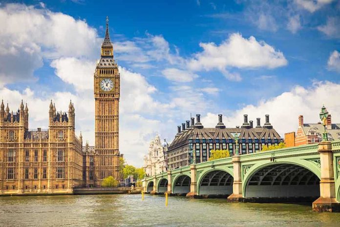 shutterstock_107597459.jpg View of Big Ben and the Houses of Parliament beside the River Thames
