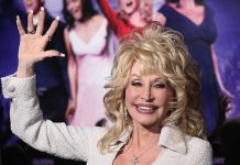 Dolly’s Empire Under Fire – Estate War Breaks Out Dolly Parton waving at an event