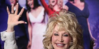 Dolly’s Empire Under Fire – Estate War Breaks Out Dolly Parton waving at an event