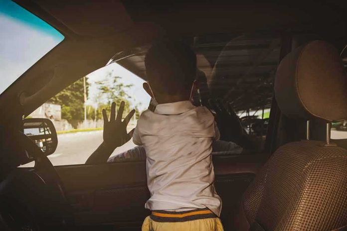shutterstock_2031301208 Child leaning on car window from the back seat